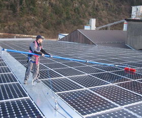 太阳能光伏板清洗设备 致能电力科技 太阳能光伏板清洗设备公司